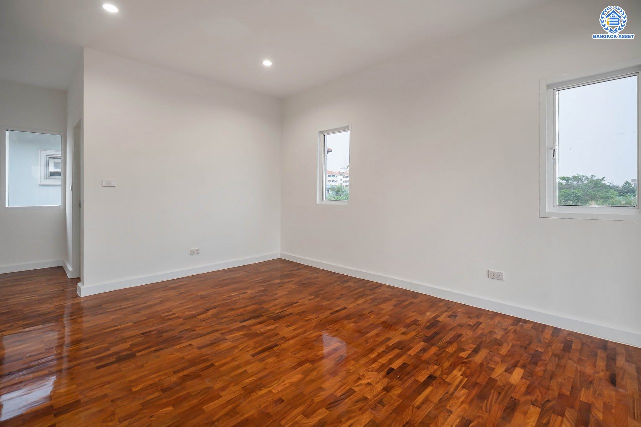 บ้านมือสองตกแต่งใหม่ โครงการ ภัสสร8 กาญจนาภิเษก (ซ.กันตนา) หลังมุม มีพื้นที่ขนาดใหญ่ เนื้อที่ 88.20 ตร.ว. ฟังก์ชั่น 3 ห้องนอน 3 ห้องน้ำ 1 ที่จอดรถ บนทำเลศักยภาพ โครงการติดถนนใหญ่ เข้า-ออกสะดวก ใกล้เซ็นทรัลเวสต์เกต รถไฟฟ้าสายสีม่วง "สถานีตลาดบางใหญ่" และจุดขึ้นทางด่วน "ศรีรัช"